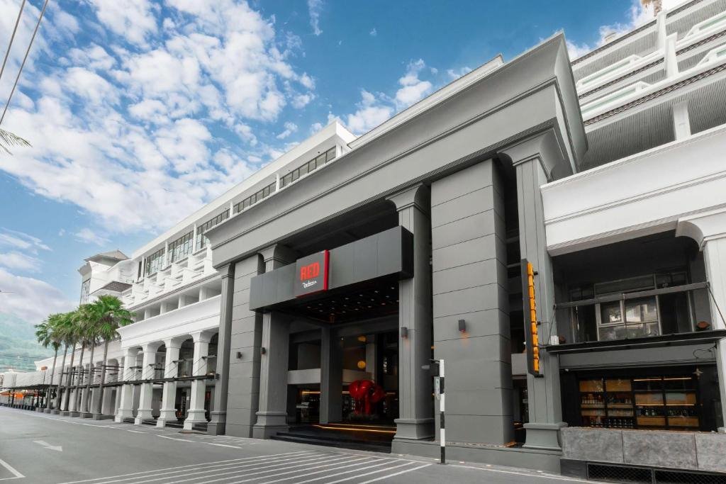 [아시아나]파통비치 바로 앞, 최고의 위치 5성급 래디슨 레드 푸껫 패키지 5일(5성급호텔/마사지1시간)